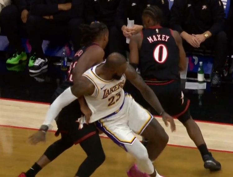 偷袭~马克西身后突然包夹詹姆斯 完成一次抢断