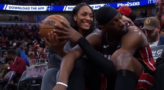 海洋之神590线路检测中心主页-比赛还不开！阿德巴约场边与女友阿贾甜蜜互动 后者笑开颜